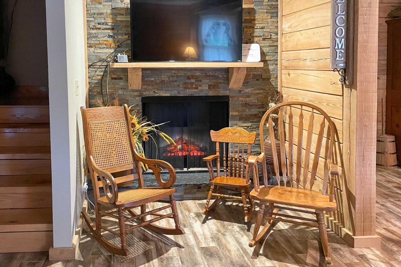 Quiet Hollister Cabin Walk To Lake Taneycomo Exterior photo