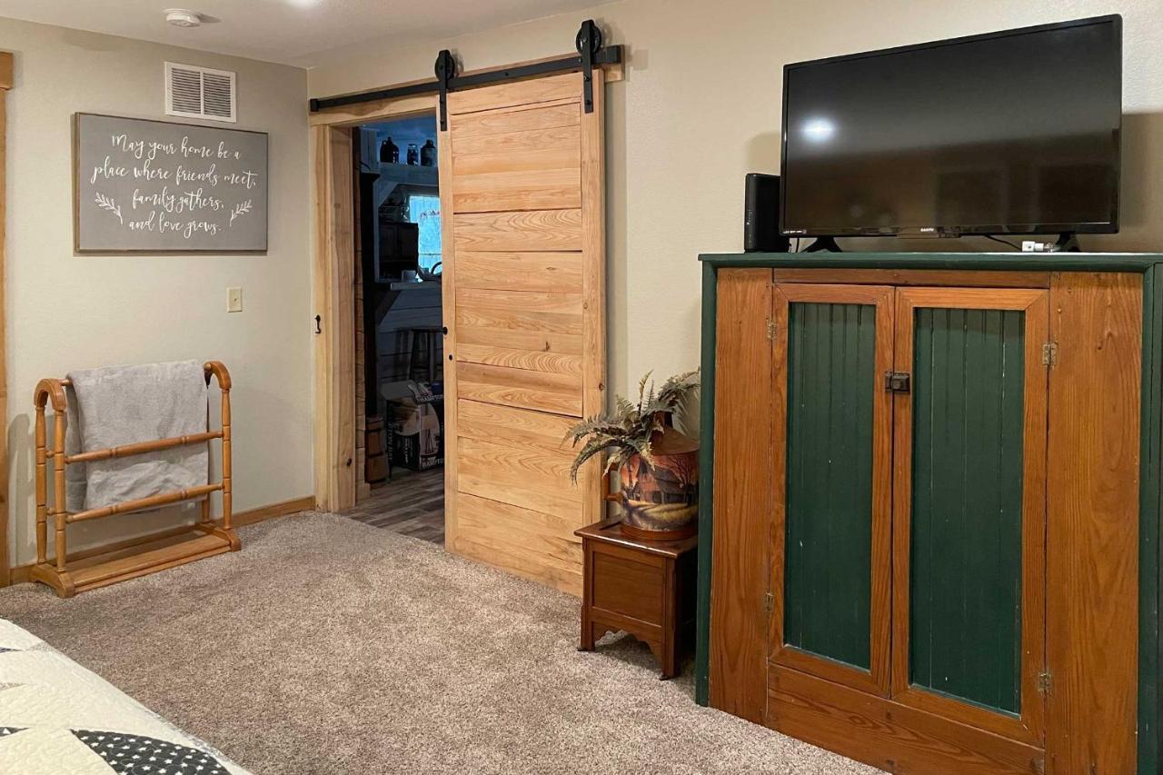 Quiet Hollister Cabin Walk To Lake Taneycomo Exterior photo